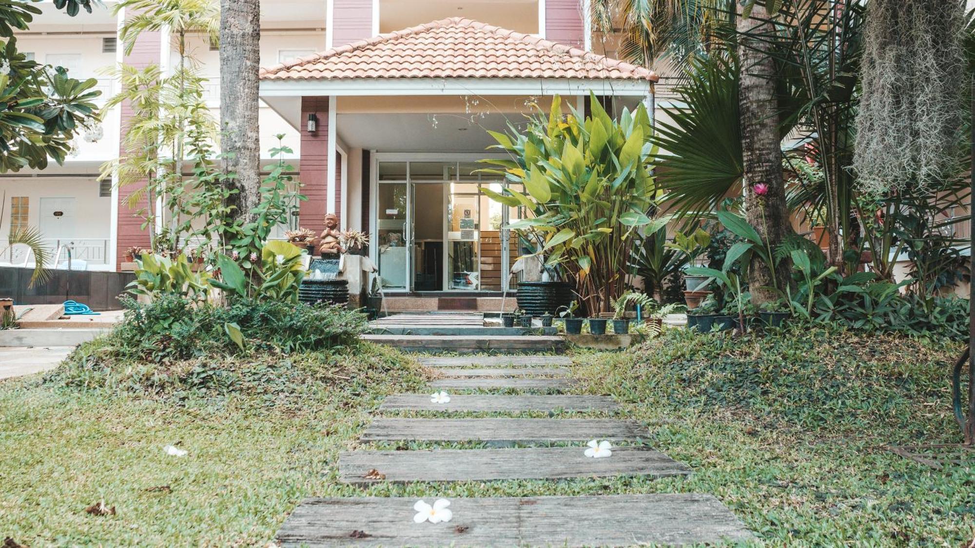 Nattidaplace Hotel Chiangmai Чиангмай Екстериор снимка